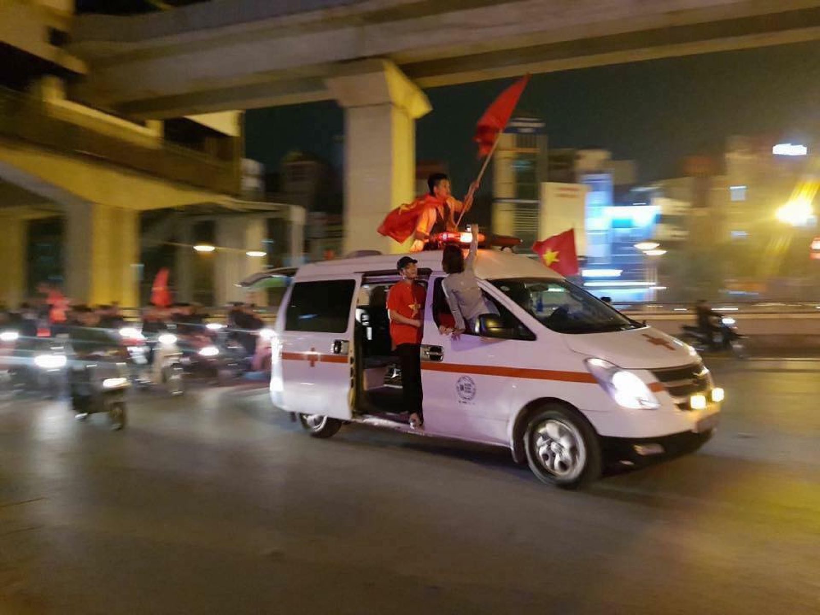 Xe cứu thương đã trở thành xe cổ động với rất nhiều cờ