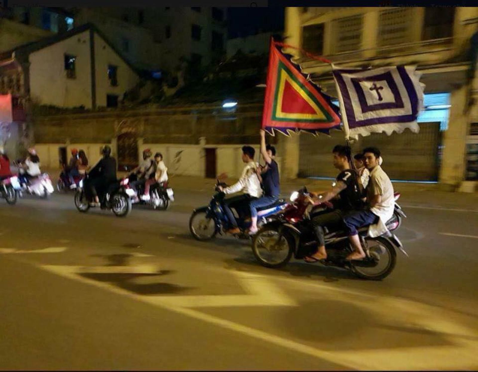 Không có cờ tổ quốc, lấy cờ ngũ sắc ra "đi bão"