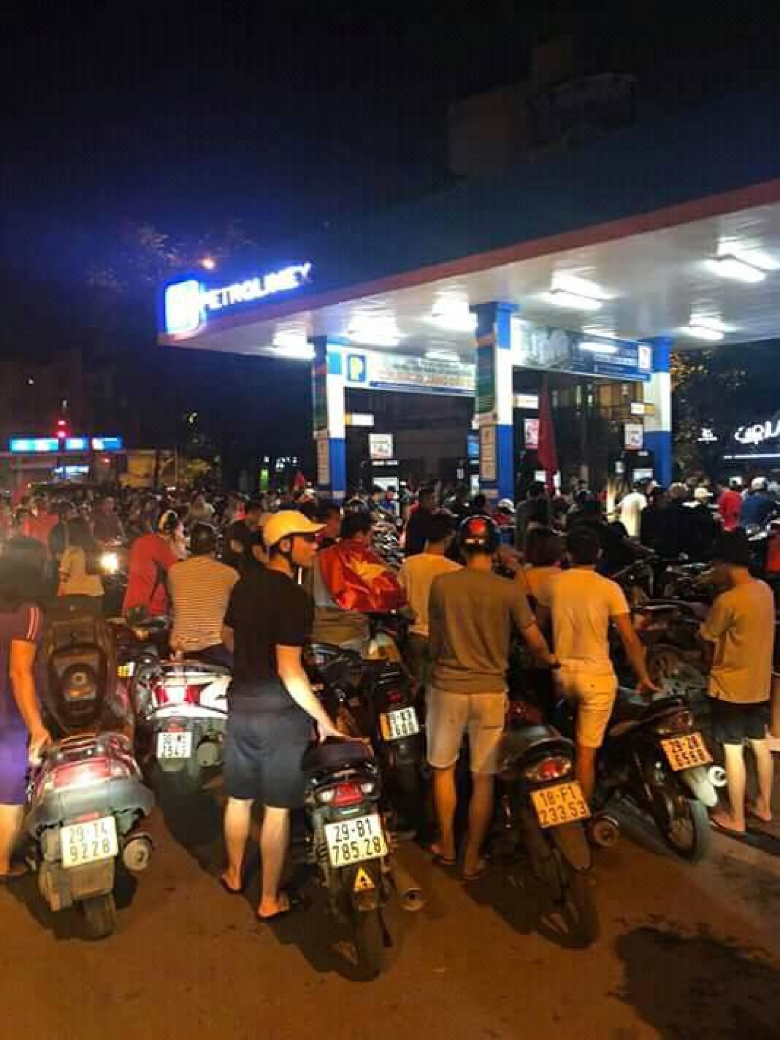 Có những cây xăng thậm chí còn quá tải vì lượng người "đi bão" rất đông