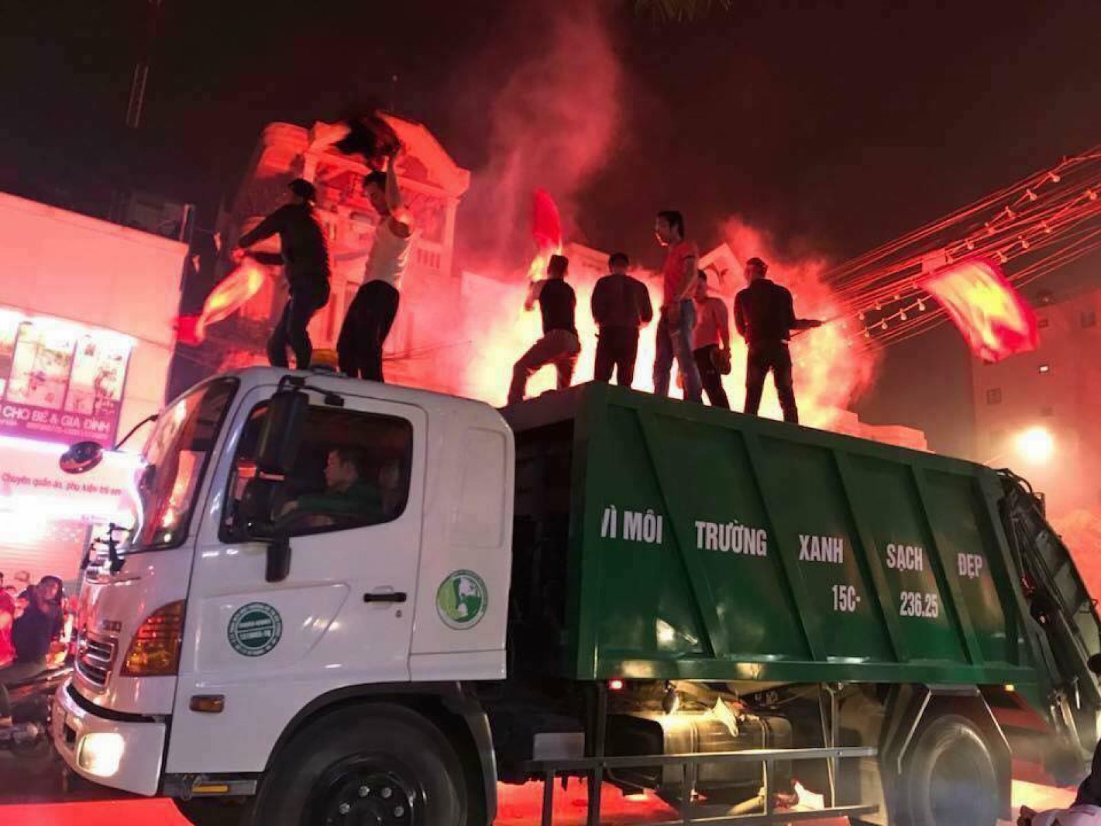 Xe chở rác cũng được trưng dụng