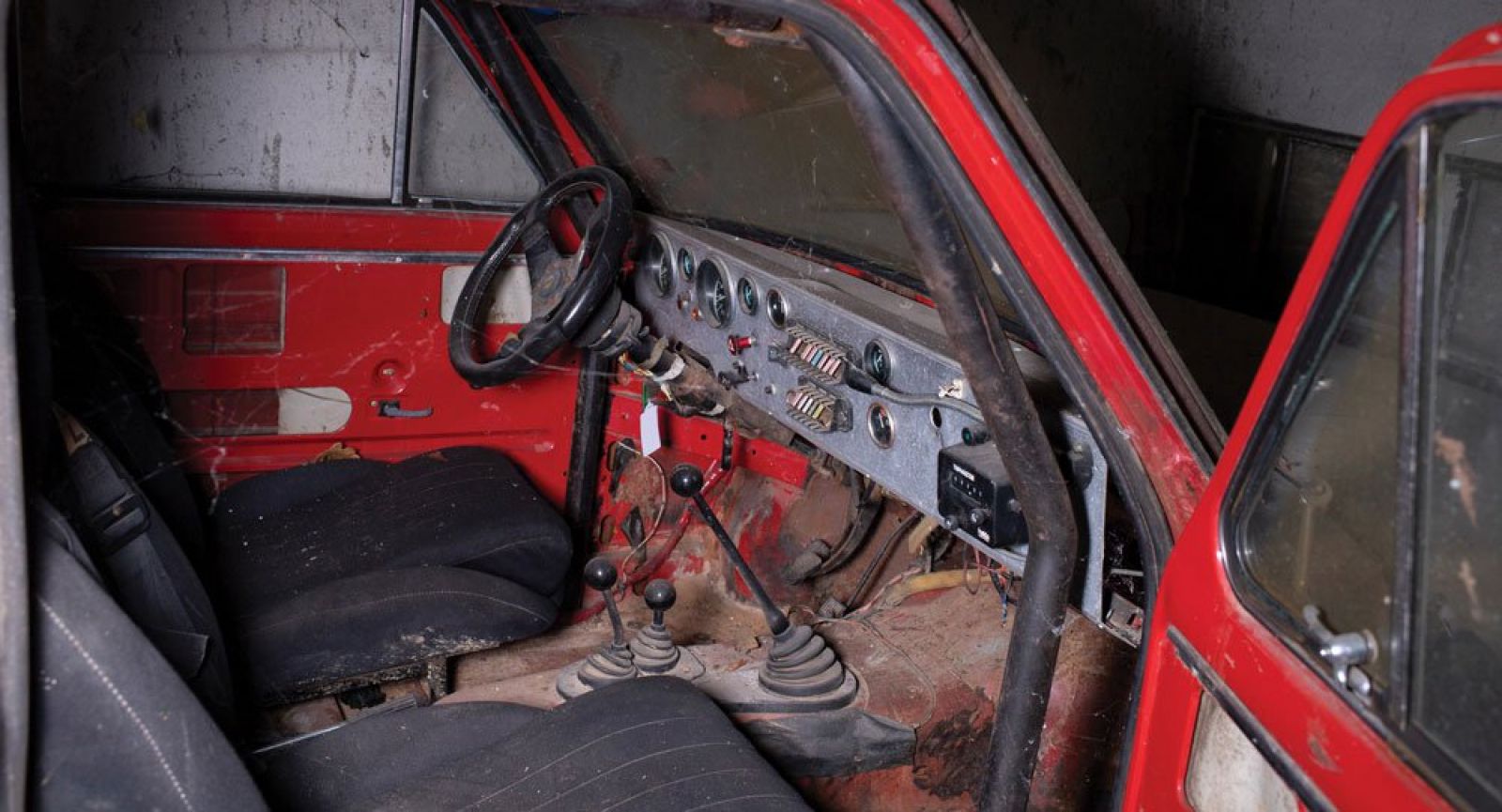 Nội thất Lada Niva 1981 đã han rỉ và phủ bụi