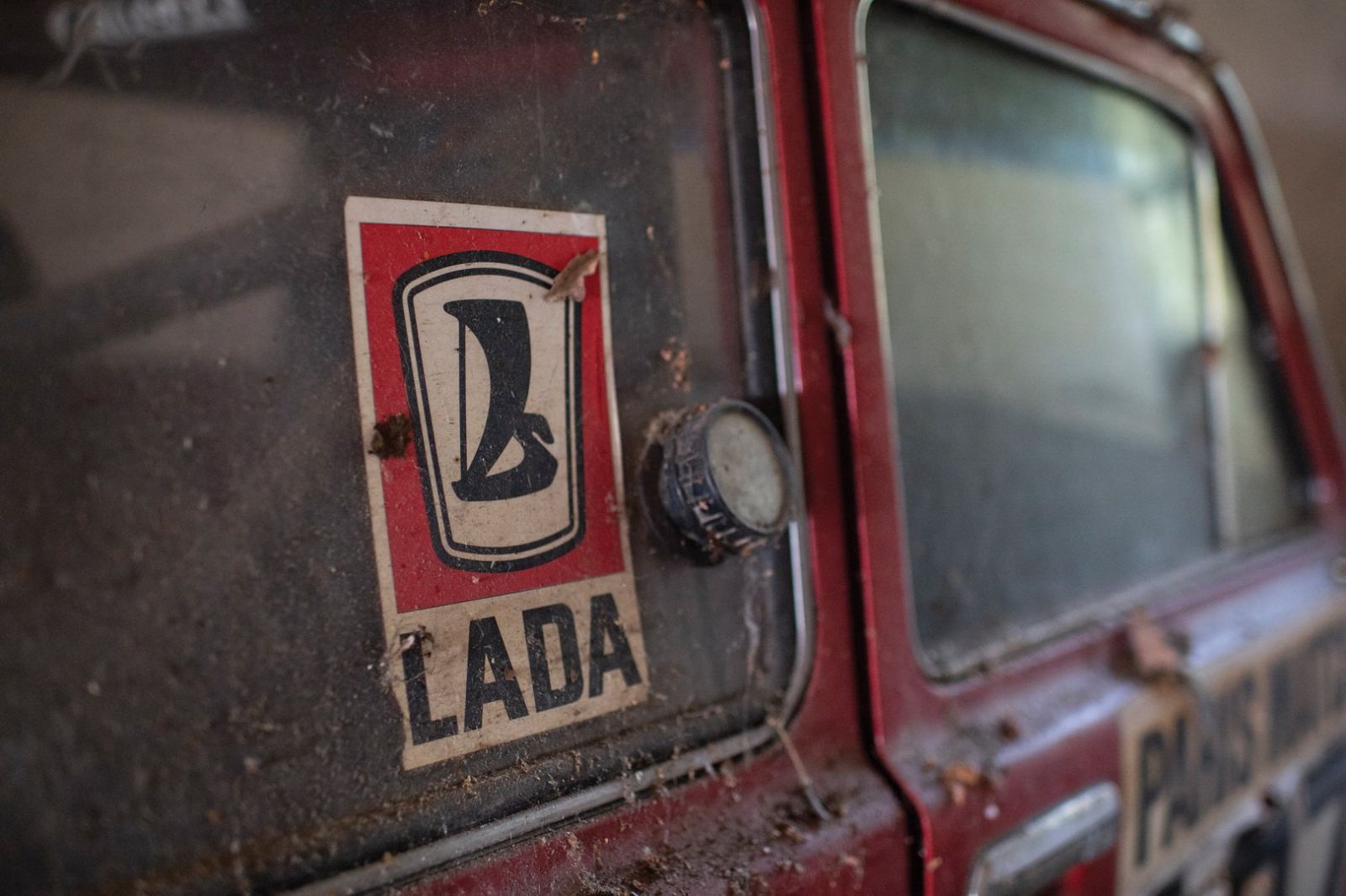 Cửa xe Lada Niva 1981 làm bằng nhựa để giảm trọng lượng