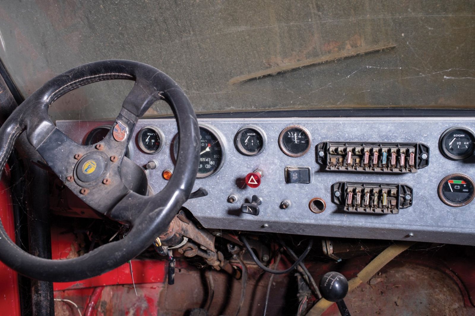 Cả nội ngoại thất xe Lada Niva 1981 đã han rỉ