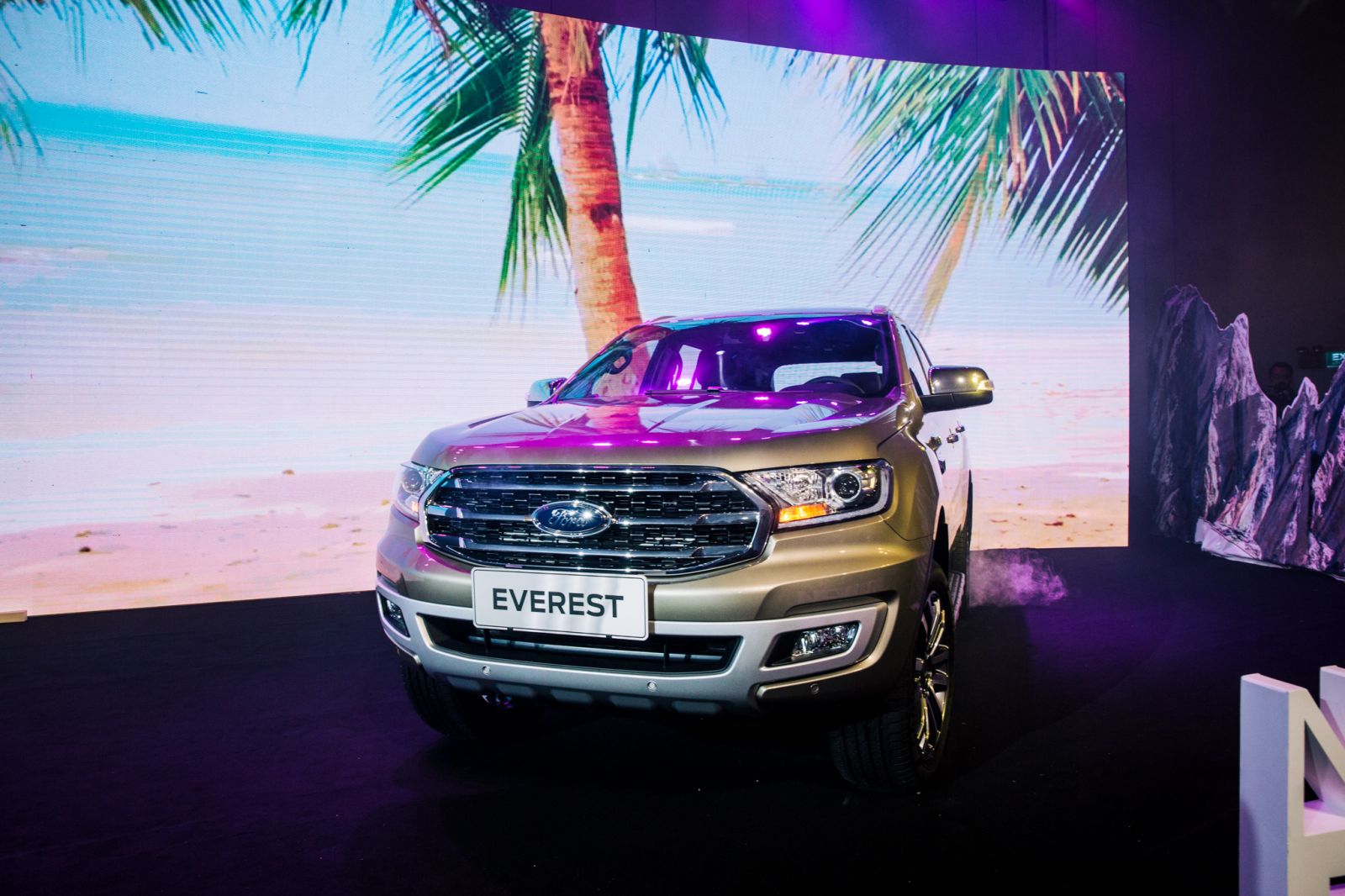 Ford Everest 2018 chỉ là phiên bản nâng cấp giữa dòng đời xe