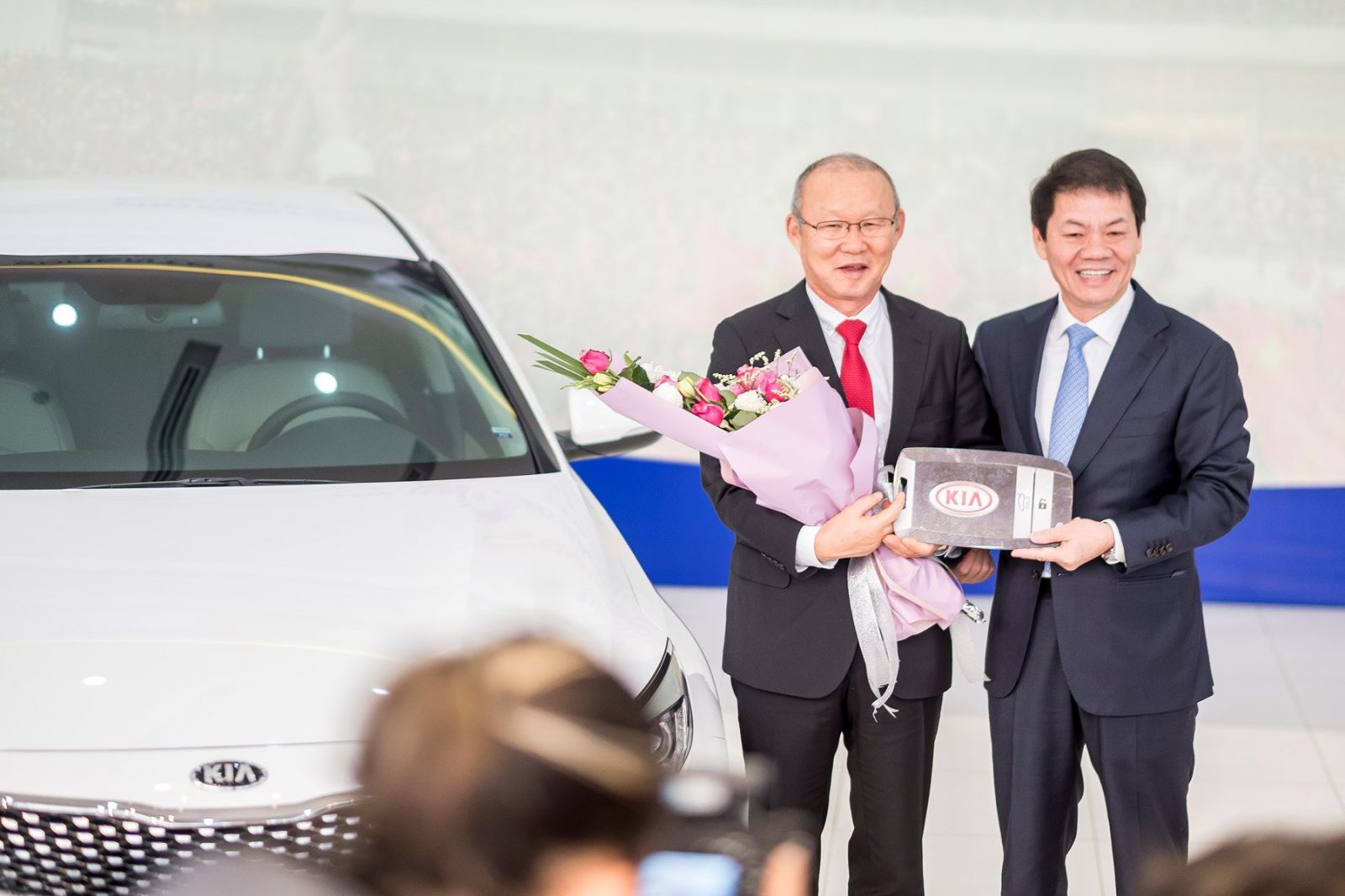 Đích thân ông Trần Bá Dương - chủ tịch HĐQT Công ty THACO đã trao tặng HLV Park Hang Seo một chiếc Kia Optima ngày 8/2/2018