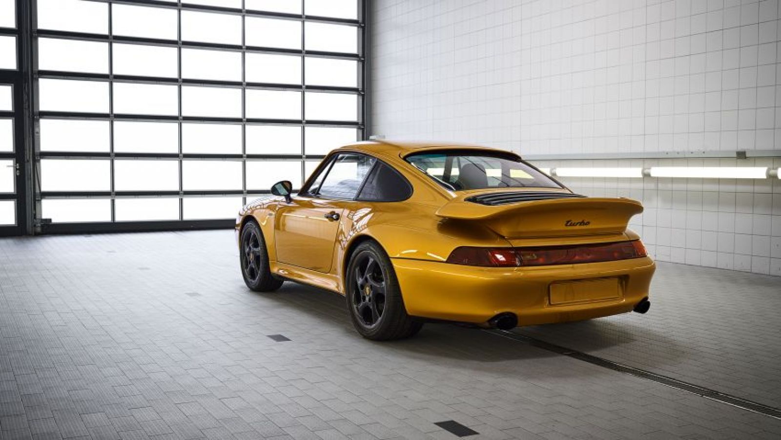Mẫu xe này dựa trên mẫu 911 Turbo S 993
