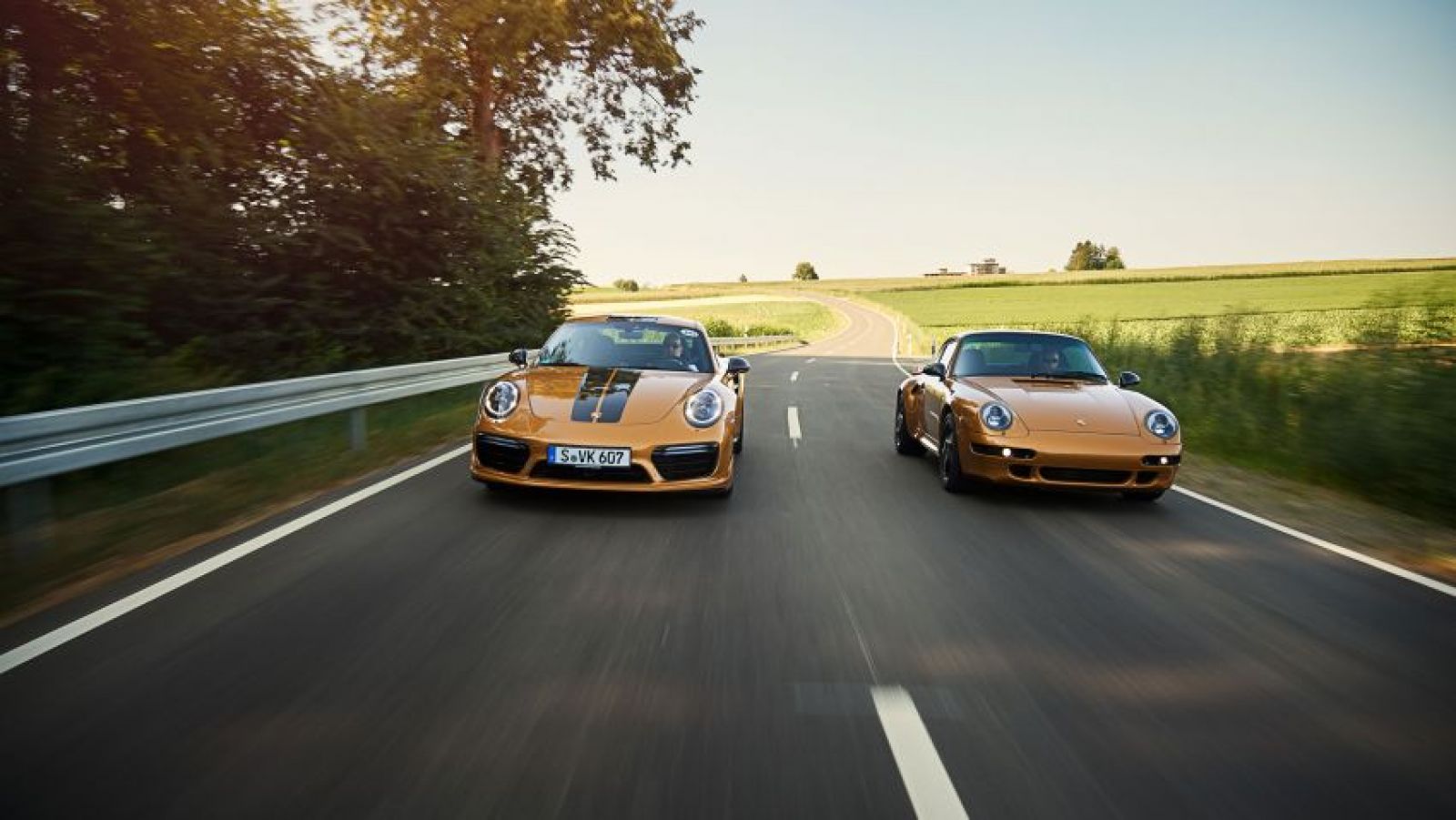 Xe được sơn màu vàng giống mẫu Porsche 991 Turbo S Exclusive