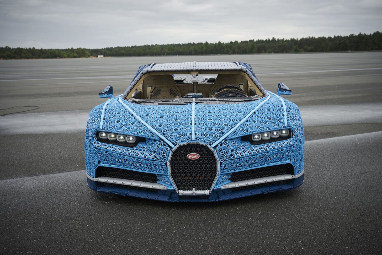 Thậm chí, đèn của xe Bugatti Chiron Lego cũng dùng được