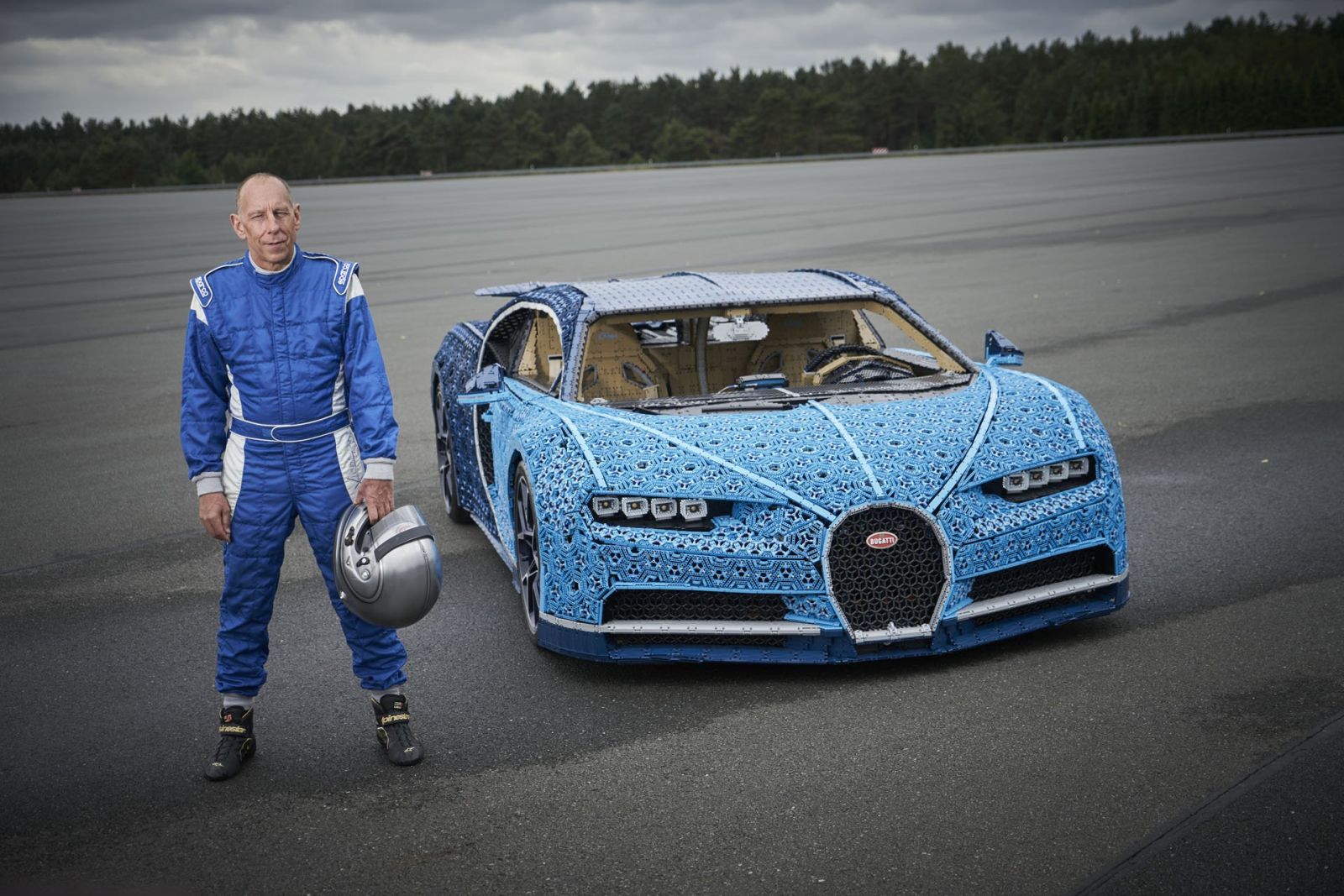 Cựu tay đua Le Mans Andy Wallace và Bugatti Chiron Lego