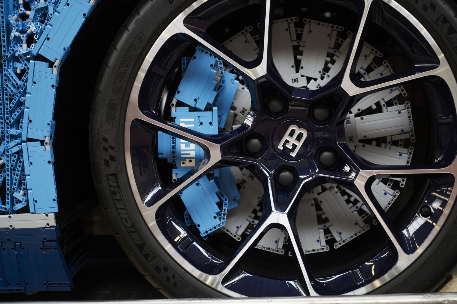 Lốp và la zăng Bugatti Chiron Lego là hàng thật
