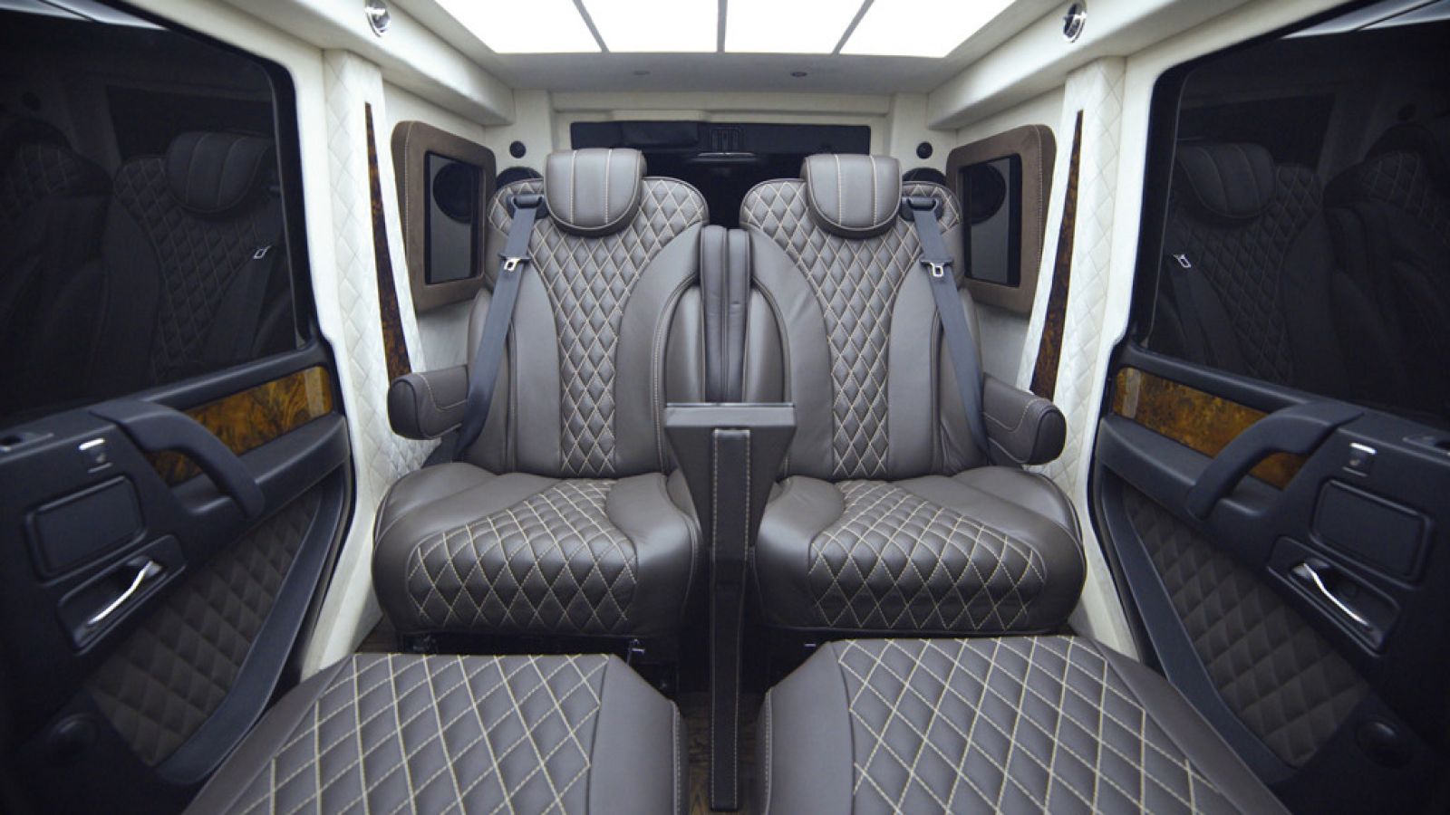 Cận cảnh 2 hàng ghế VIP trên xe Mercedes-AMG G63
