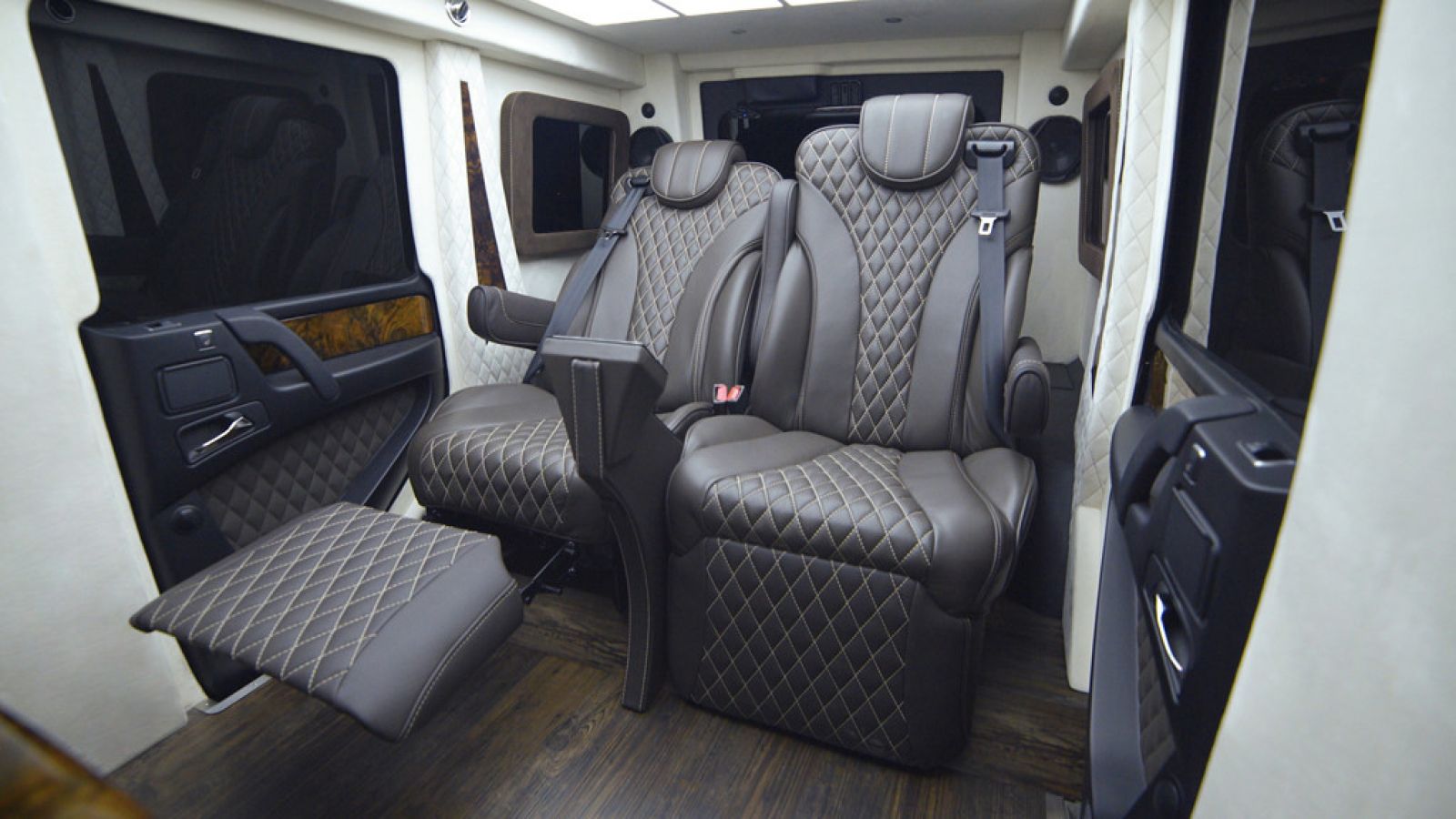 Ghế ngồi của xe được trang bị mát-xa, ngả ghế và tựa để chân
