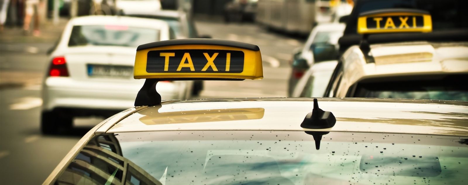 Đang có sự cạnh tranh gay gắt giữa taxi truyền thống với các dịch vụ gọi xe 