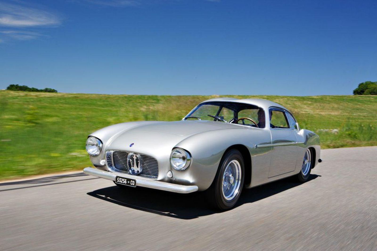 Chiếc xe Maserati A6G/54 Zagato có thiết kế đặc trưng với cụm đèn pha bong bóng