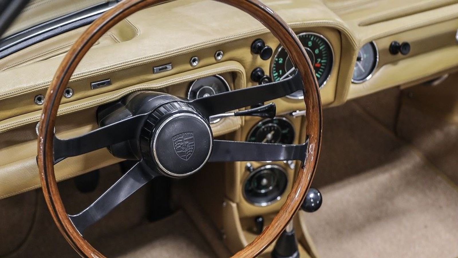 Nội thất xe vẫn được giữ nguyên dạng của Porsche 911