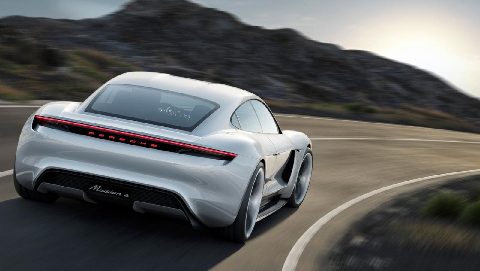 Dòng xe vận hành hoàn toàn bằng điện đầu tiên của Porsche, Taycan sẽ được chính thức giới thiệu năm sau