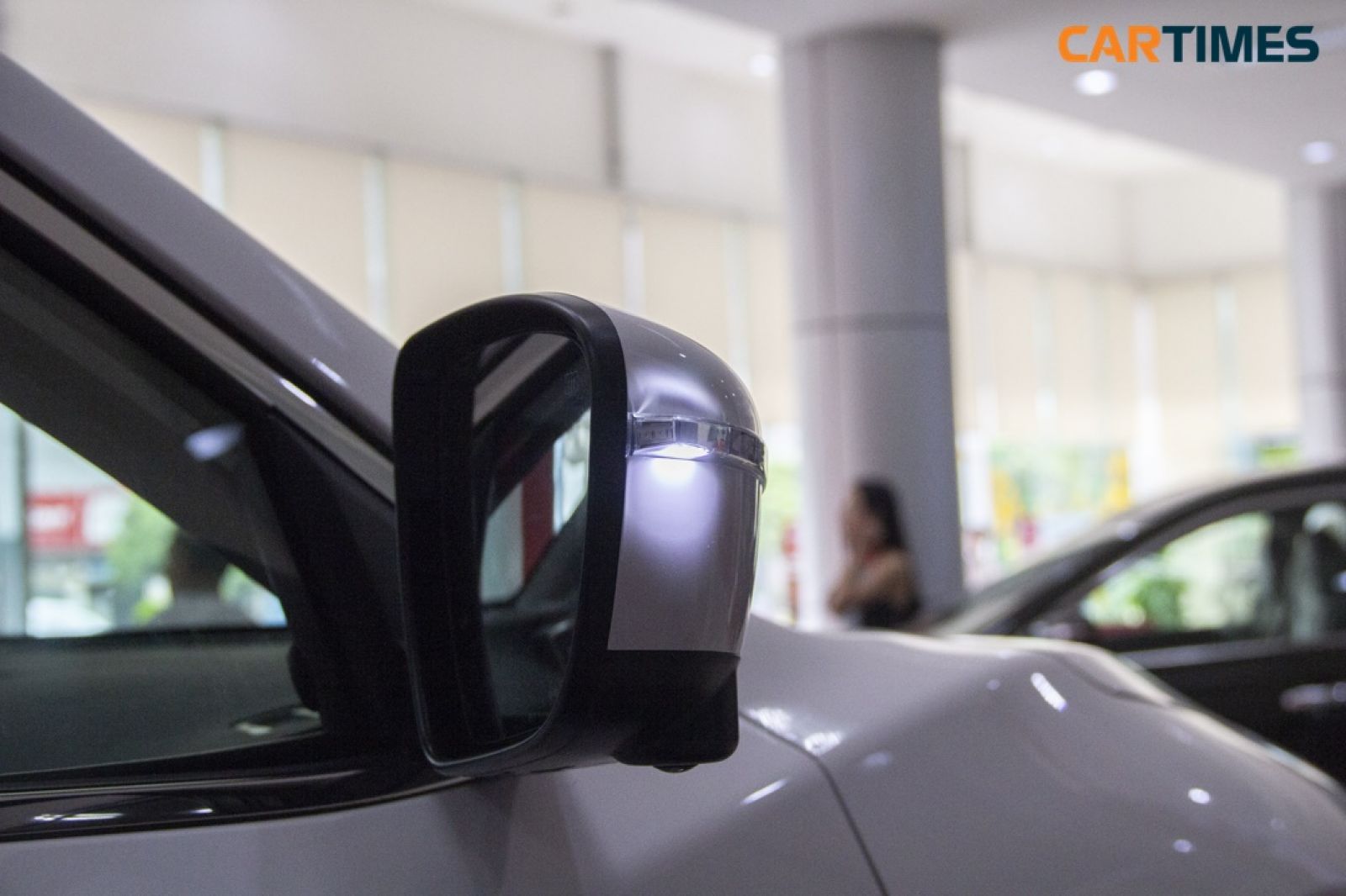 Đèn chiếu lúc mở cửa xe hỗ trợ khi ra ngoài vào buổi tối