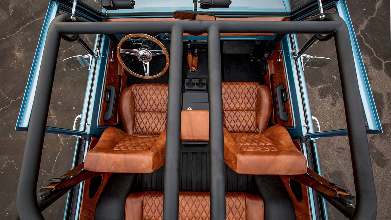 Nội thất xe Ford Bronco 1973 nhìn từ trên xuống