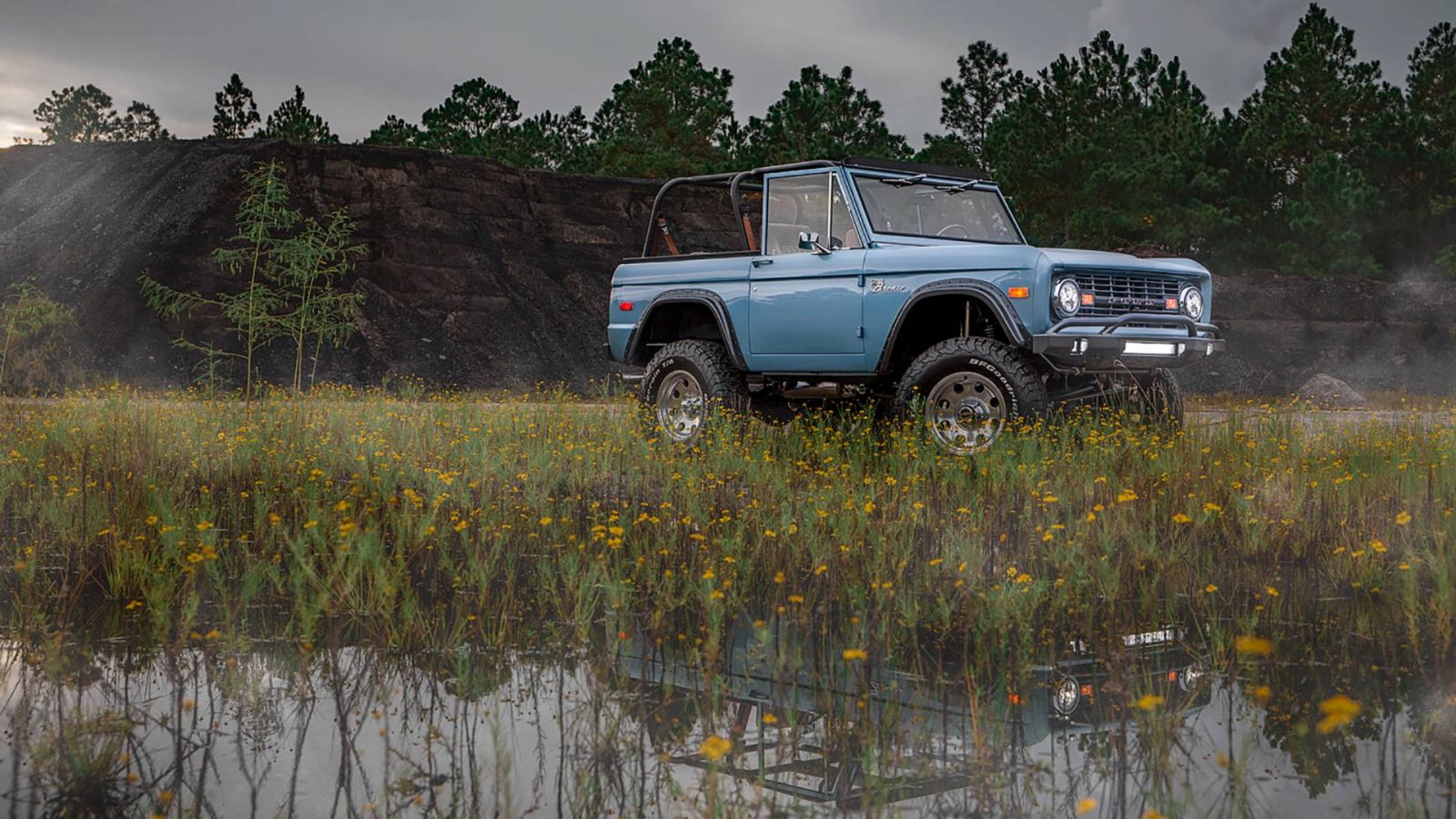 Chiếc Ford Bronco 1973 mui xếp tốn tới 1.500 giờ để khôi phục nguyên trạng