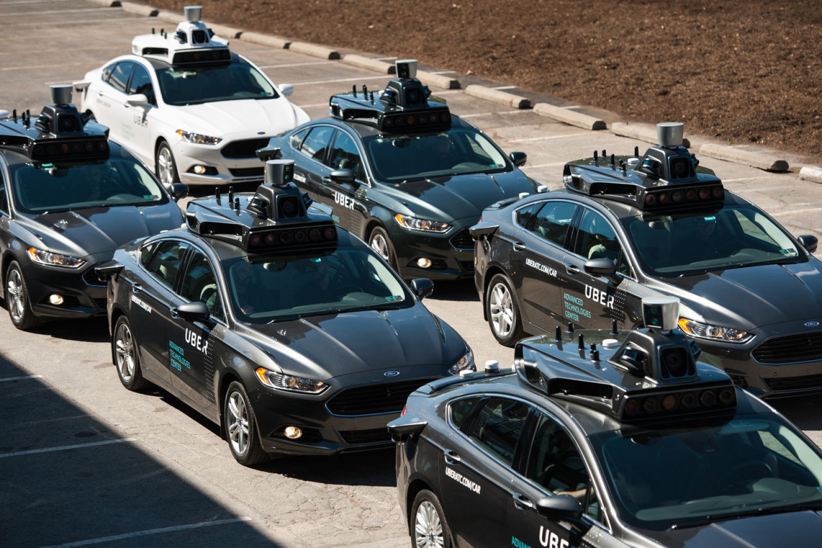Uber đang chạy đua với việc phát triển xe tự lái
