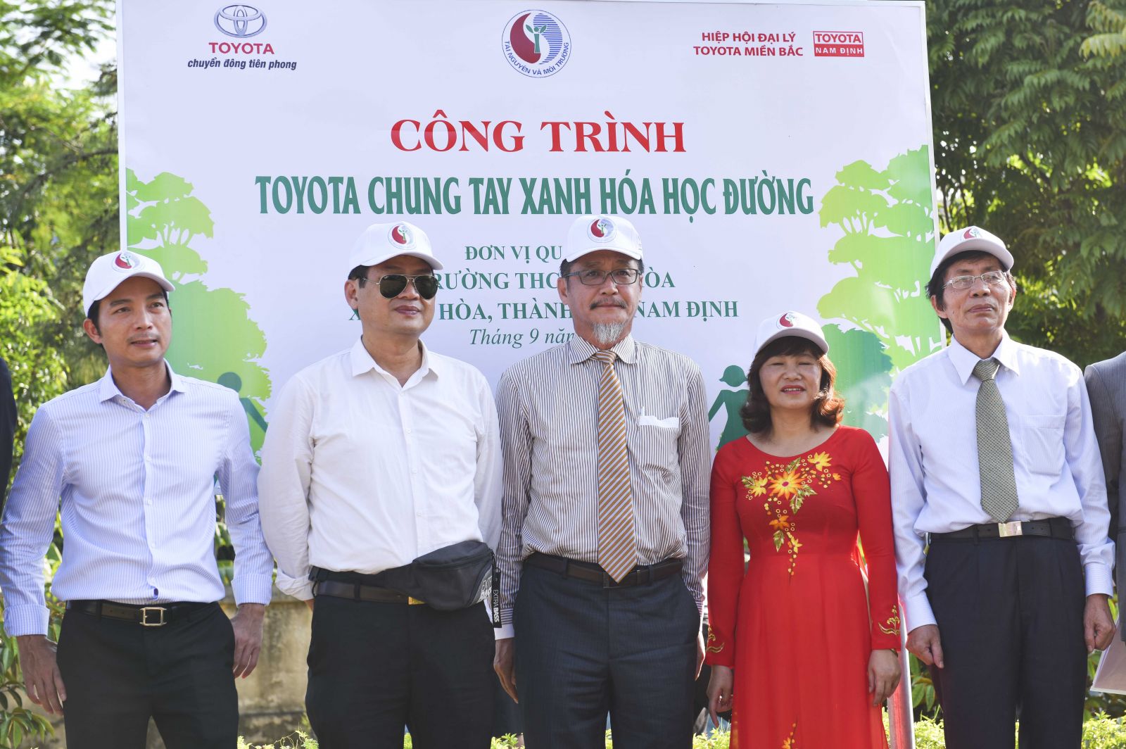 Đại diện lãnh đạo của Bộ TNMT, Toyota Việt Nam và các trường