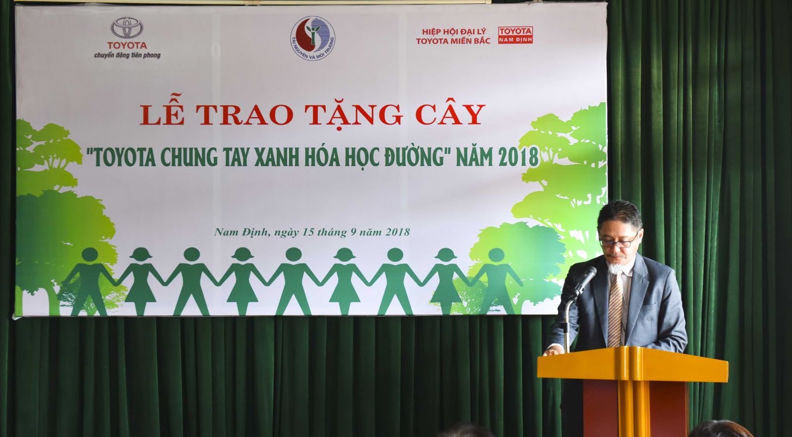 Lễ trao tặng cây trong khuôn khổ "Toyota chung tay xanh hóa học đường" tại tỉnh Nam Định