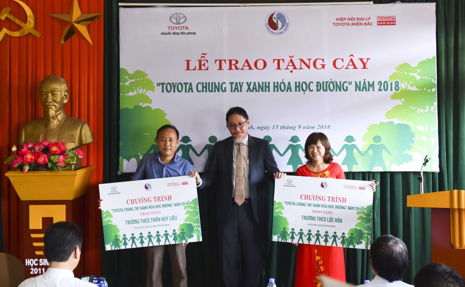 Đại diện của Toyota trao bản ghi nhớ cho đại diện các trường