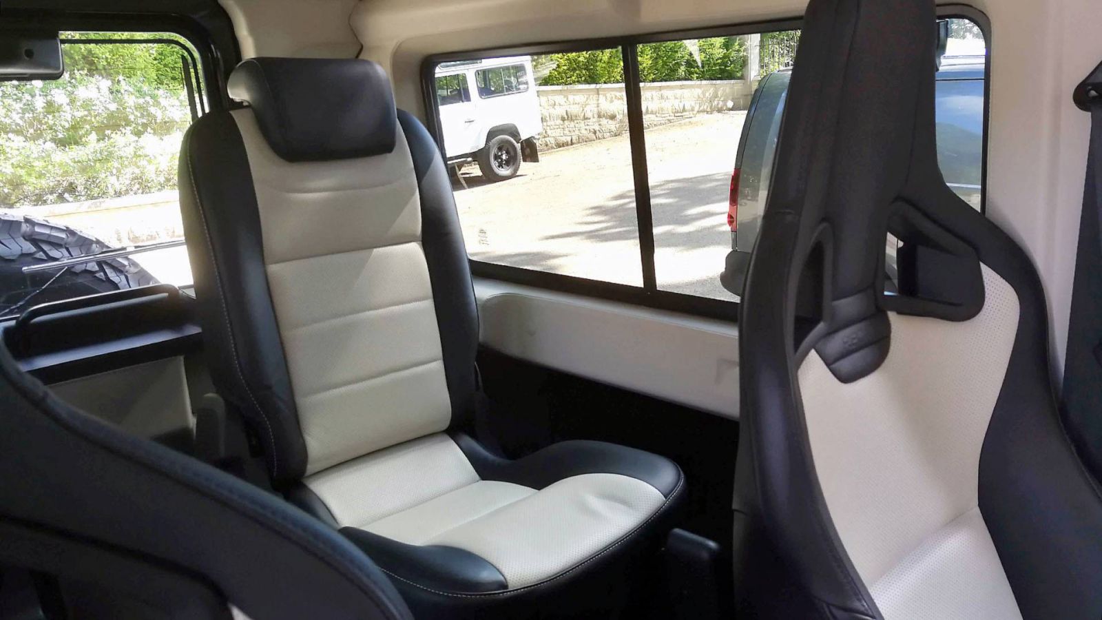 Hàng ghế sau của Land Rover Defender
