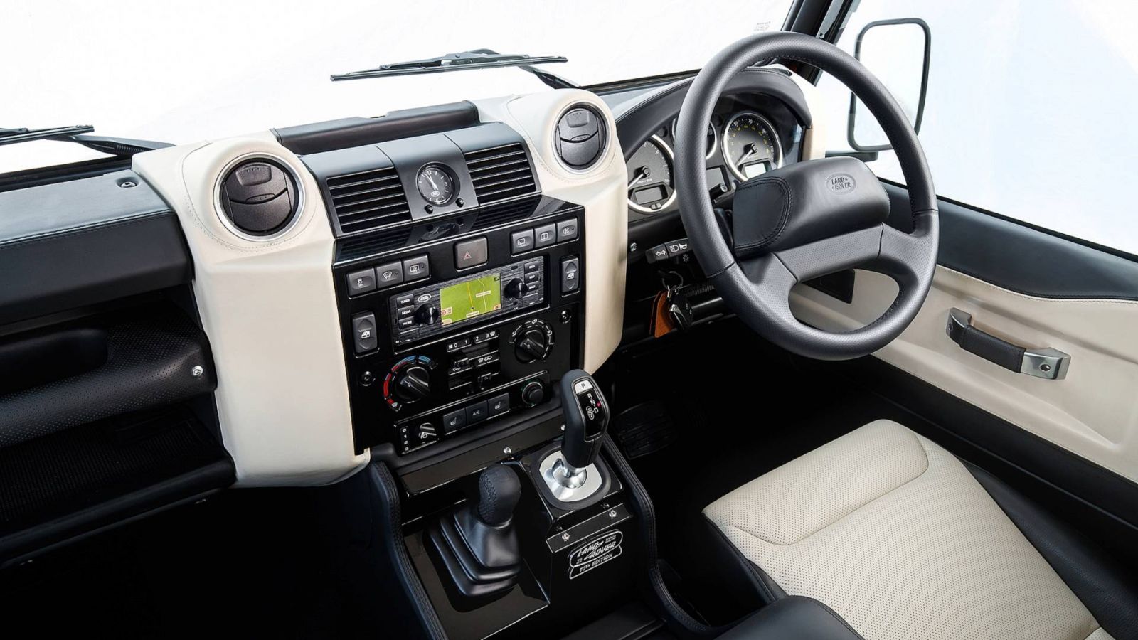 Thiết kế cabin của Land Rover Defender rất hiện đại với nhiều công nghệ tiên tiến