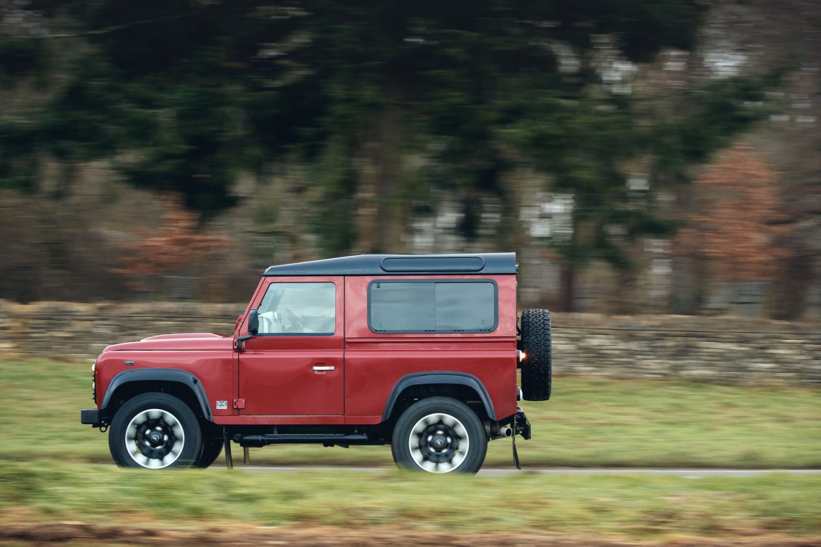 Ngoài ra, Land Rover Defender sẽ có các tùy chọn trục cơ sở ngắn và dài