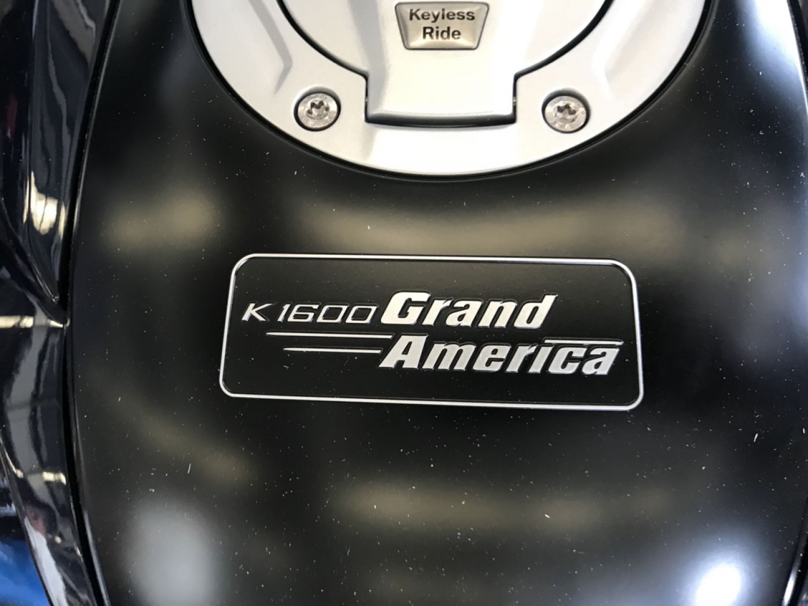 Logo trên nắp bình xăng xe BMW K1600 Grand America
