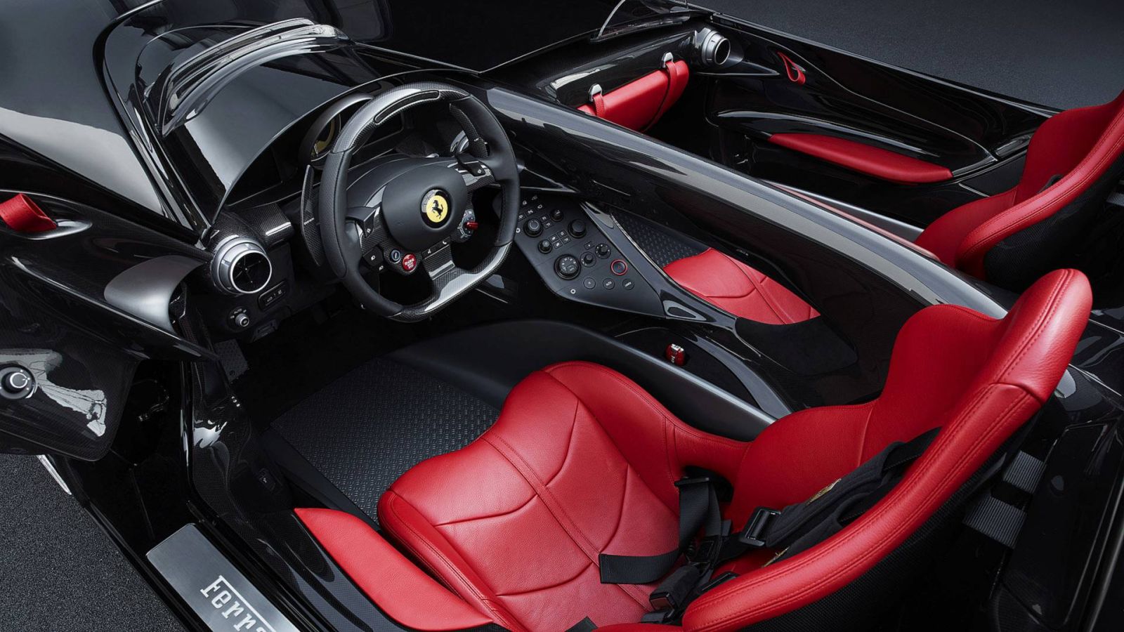 Thiết kế cabin xe Ferrari Monza SP2 với vách ngăn ở giữa