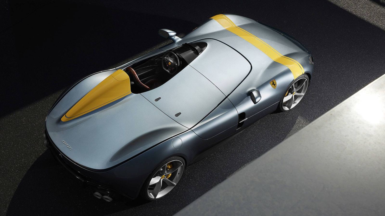 Thiết kế xe Ferrari Monza SP1 với 1 chỗ ngồi duy nhất