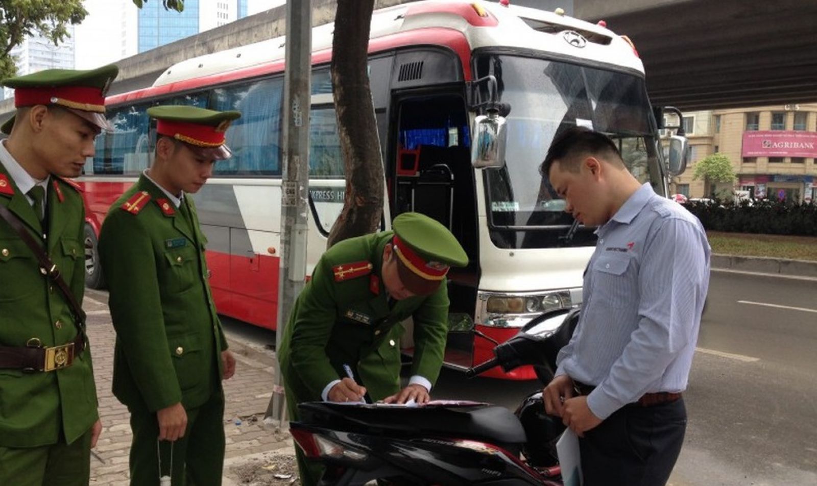 Chạy quá tốc độ là lỗi rất phổ biến của người tham gia giao thông