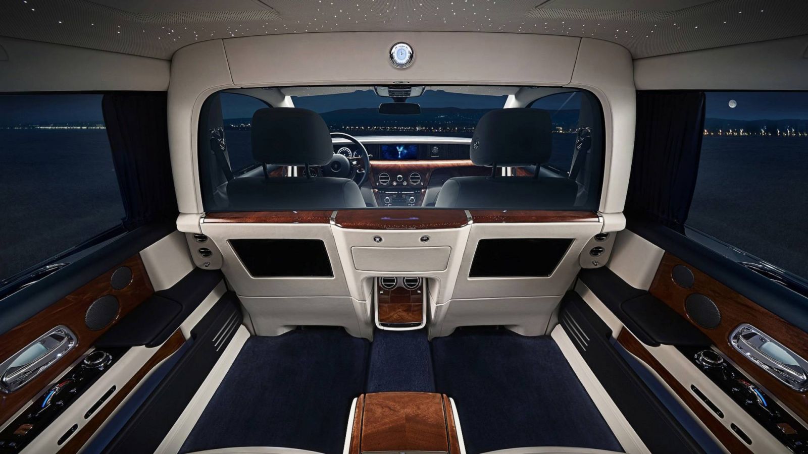 Toàn cảnh cabin Privacy Suite trên Rolls-Royce Phantom trục sở dài