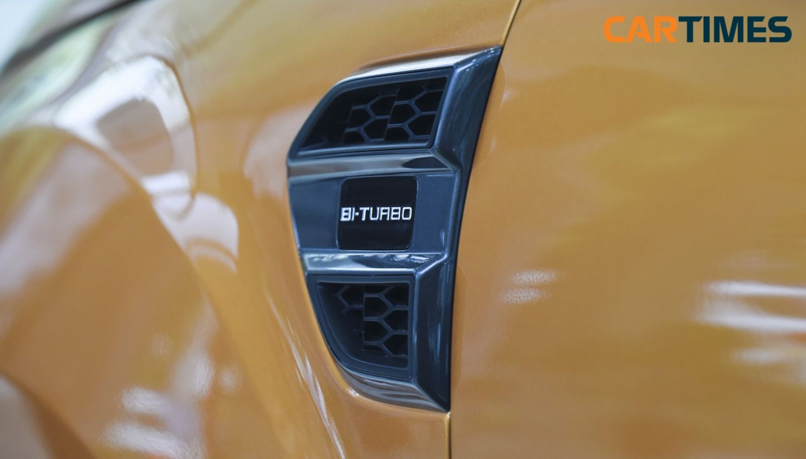 Logo Bi-Turbo được gắn bên hông xe