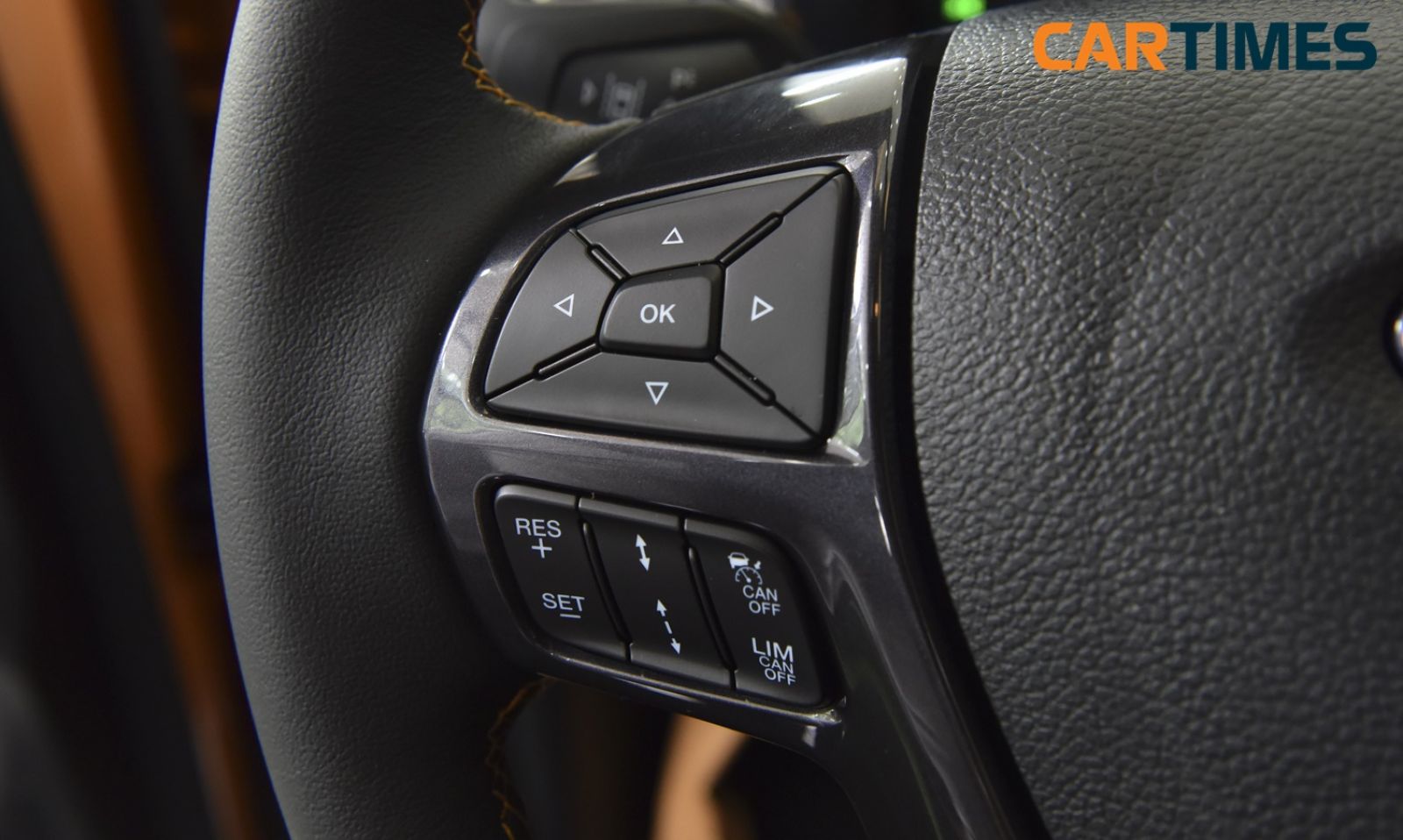 Hệ thống Adaptive Cruise Control với tính năng thích ứng được đặt trên vô lăng của xe