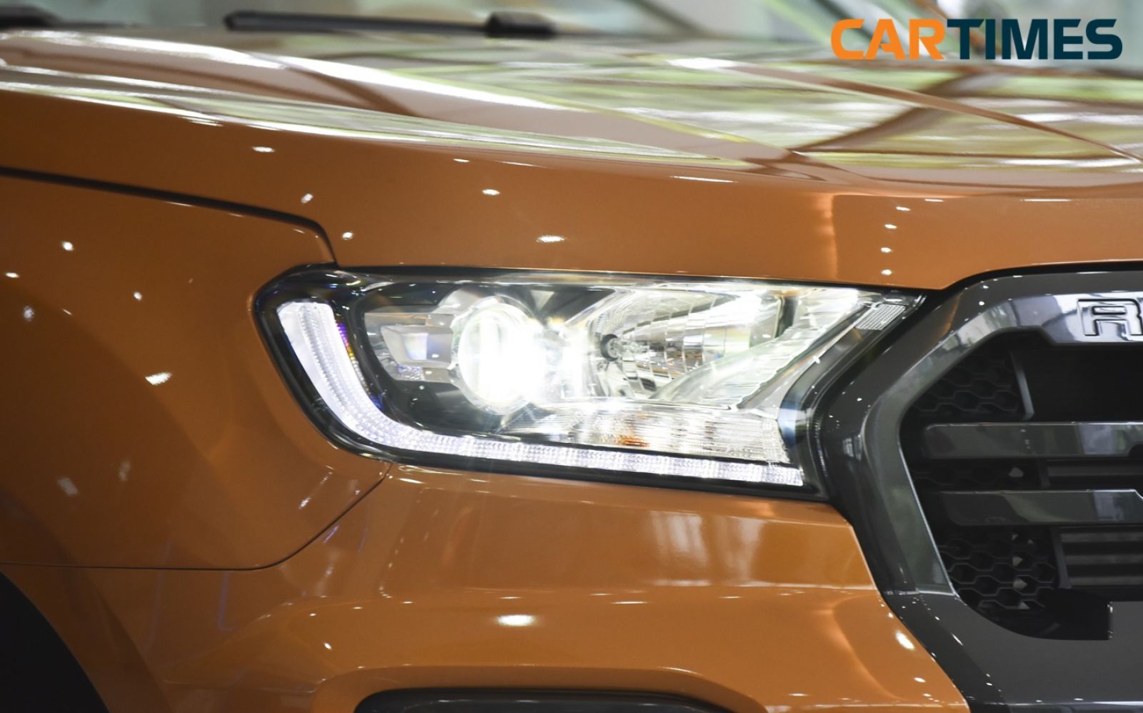 Thiết kế đèn pha và đèn định vị ban ngày trên Ford Ranger 2018