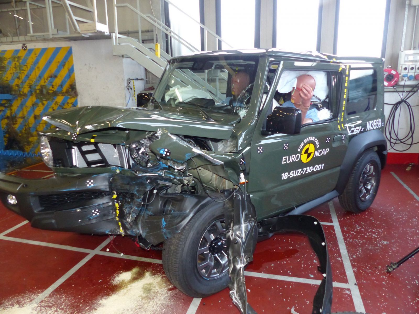 Bài thử đâm ở phía bên góc đầu xe Suzuki Jimny 2018