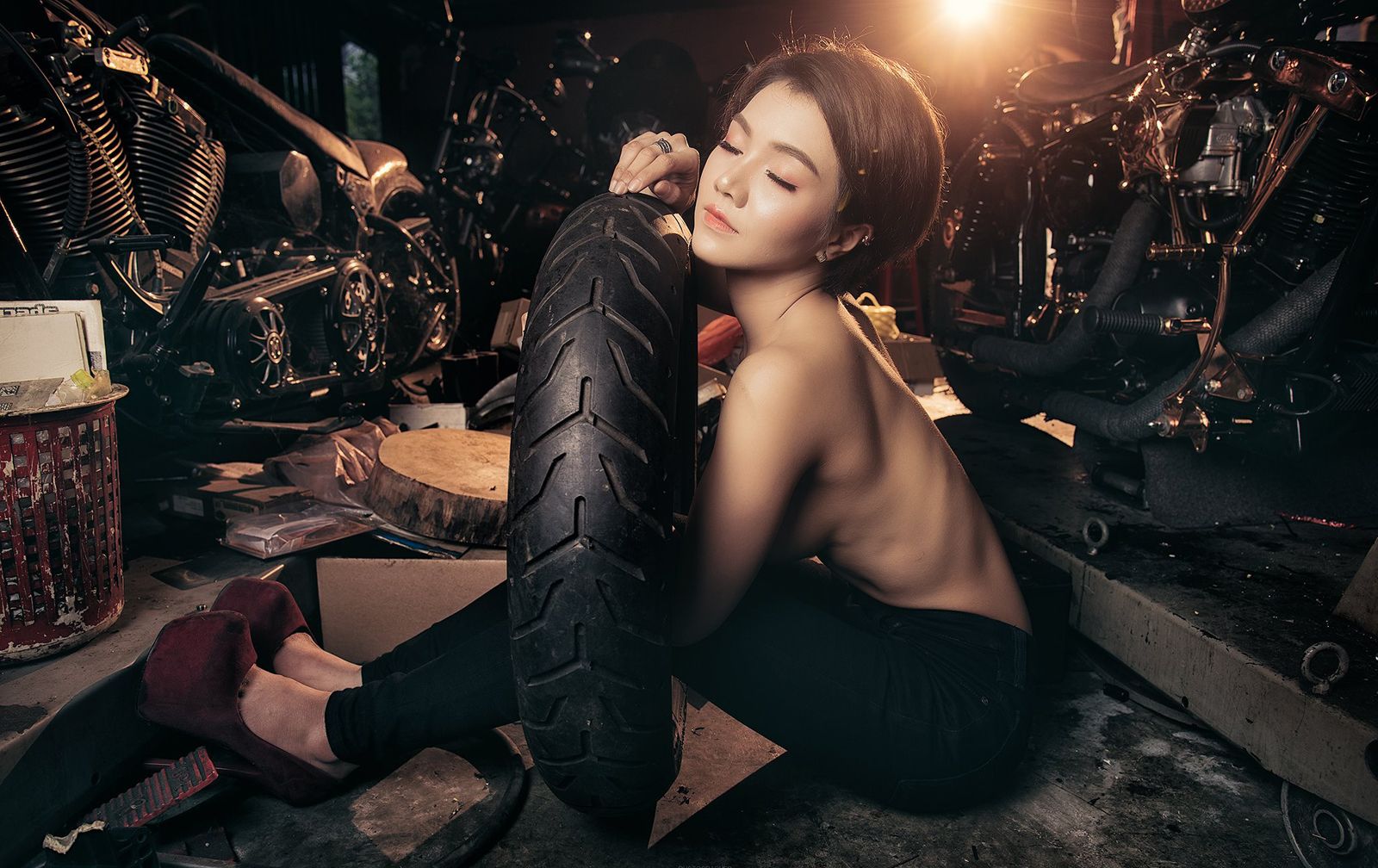 Người đẹp lưng trần