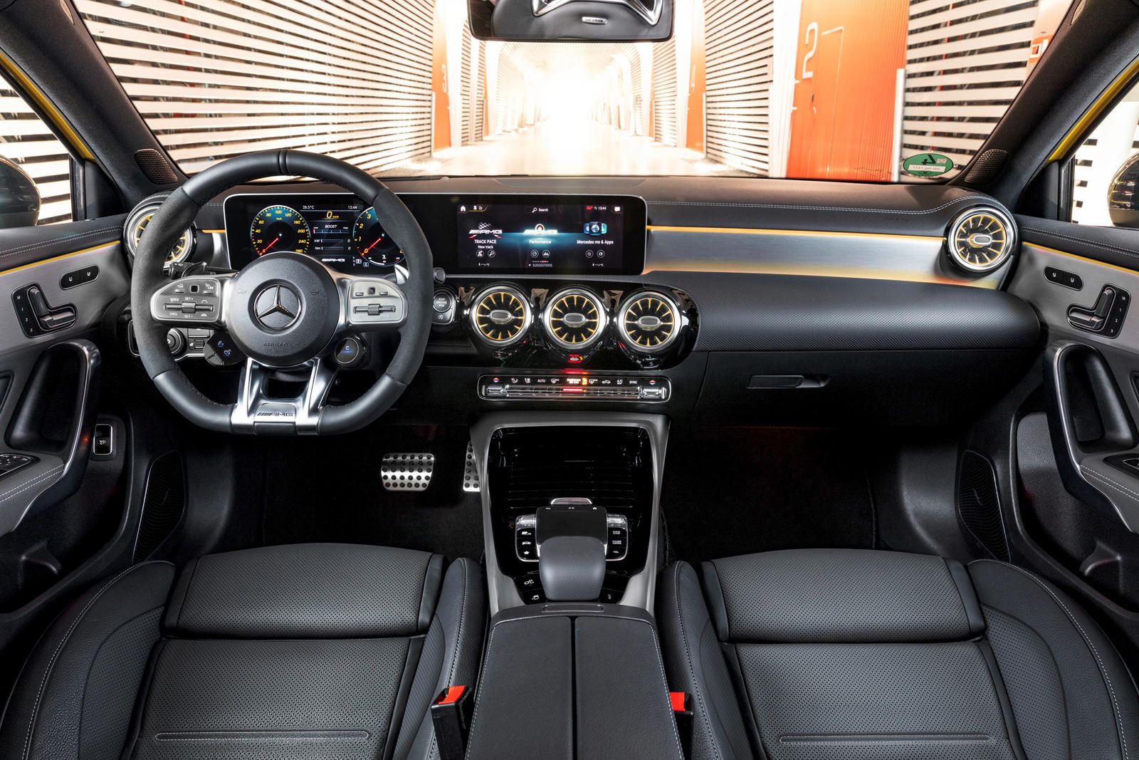 Thiết kế cabin xe Mercedes-AMG A35 4MATIC
