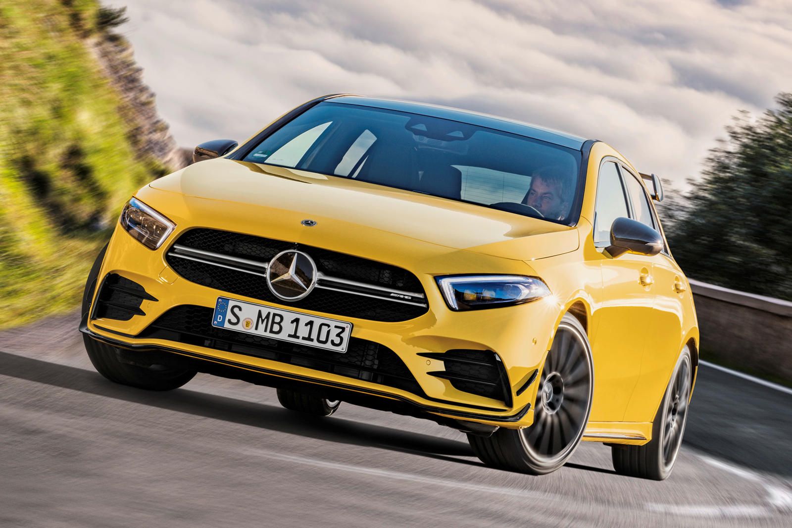 Thiết kế đầu xe Mercedes-AMG A35 4MATIC