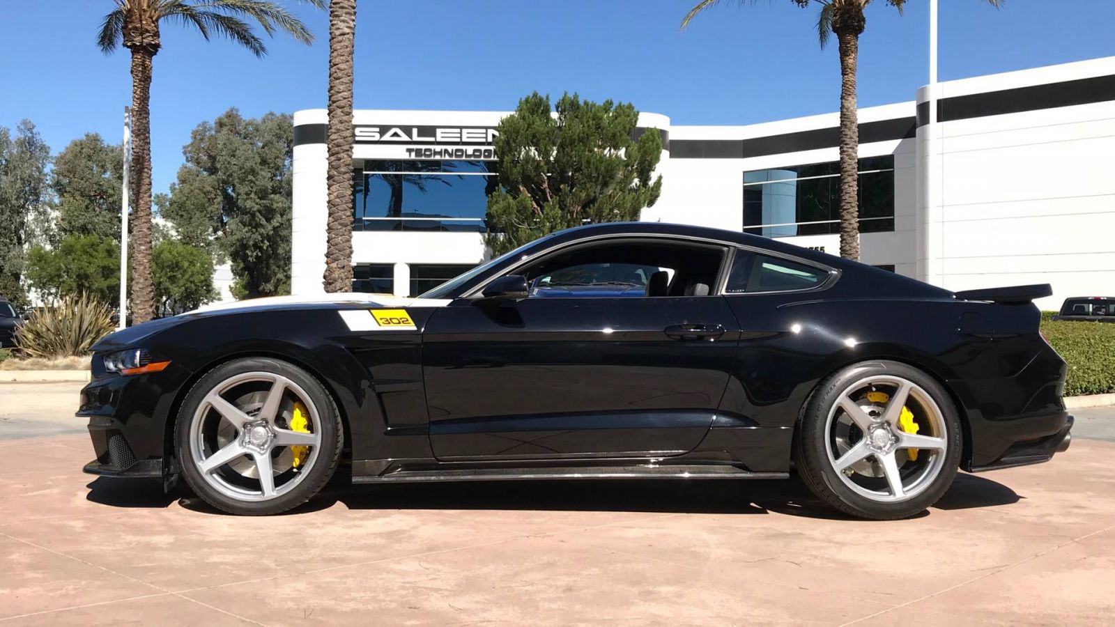 Thiết kế bên hông xe Saleen SA 35