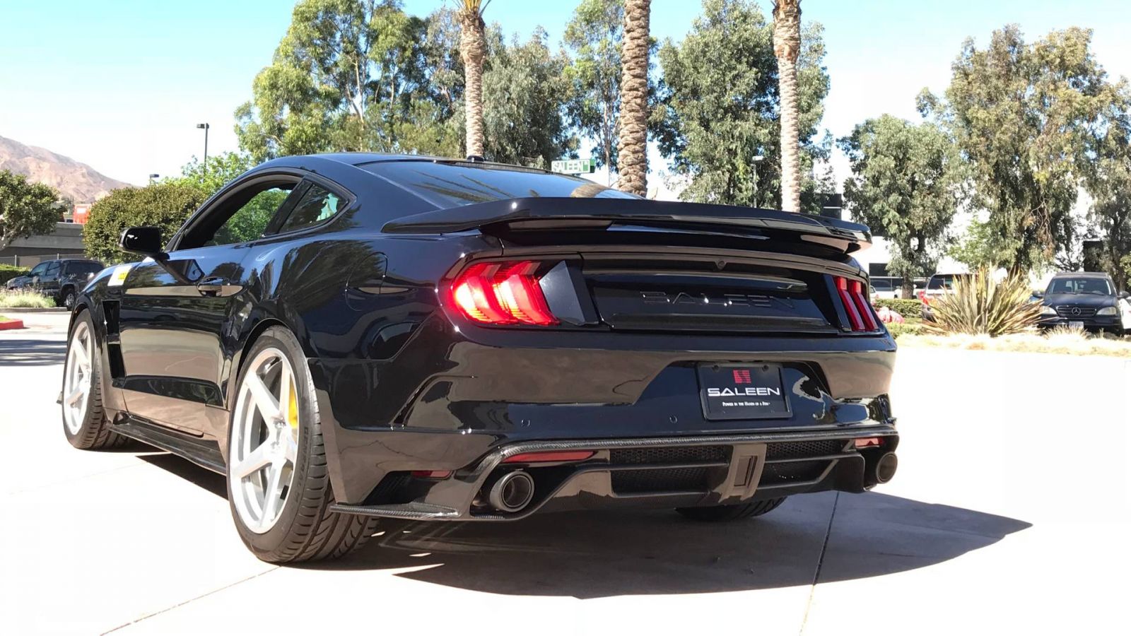 Thiết kế đuôi xe Saleen SA 35 được nâng cấp hầm hố và khí động học hơn