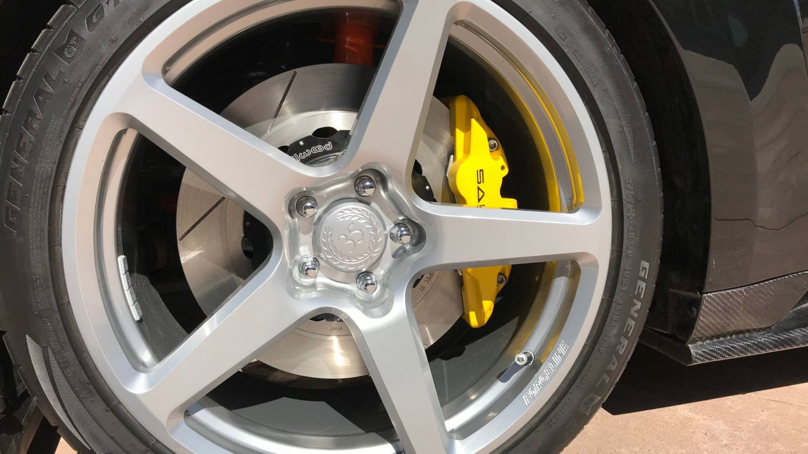 Cận cảnh la zăng Saleen SA 35