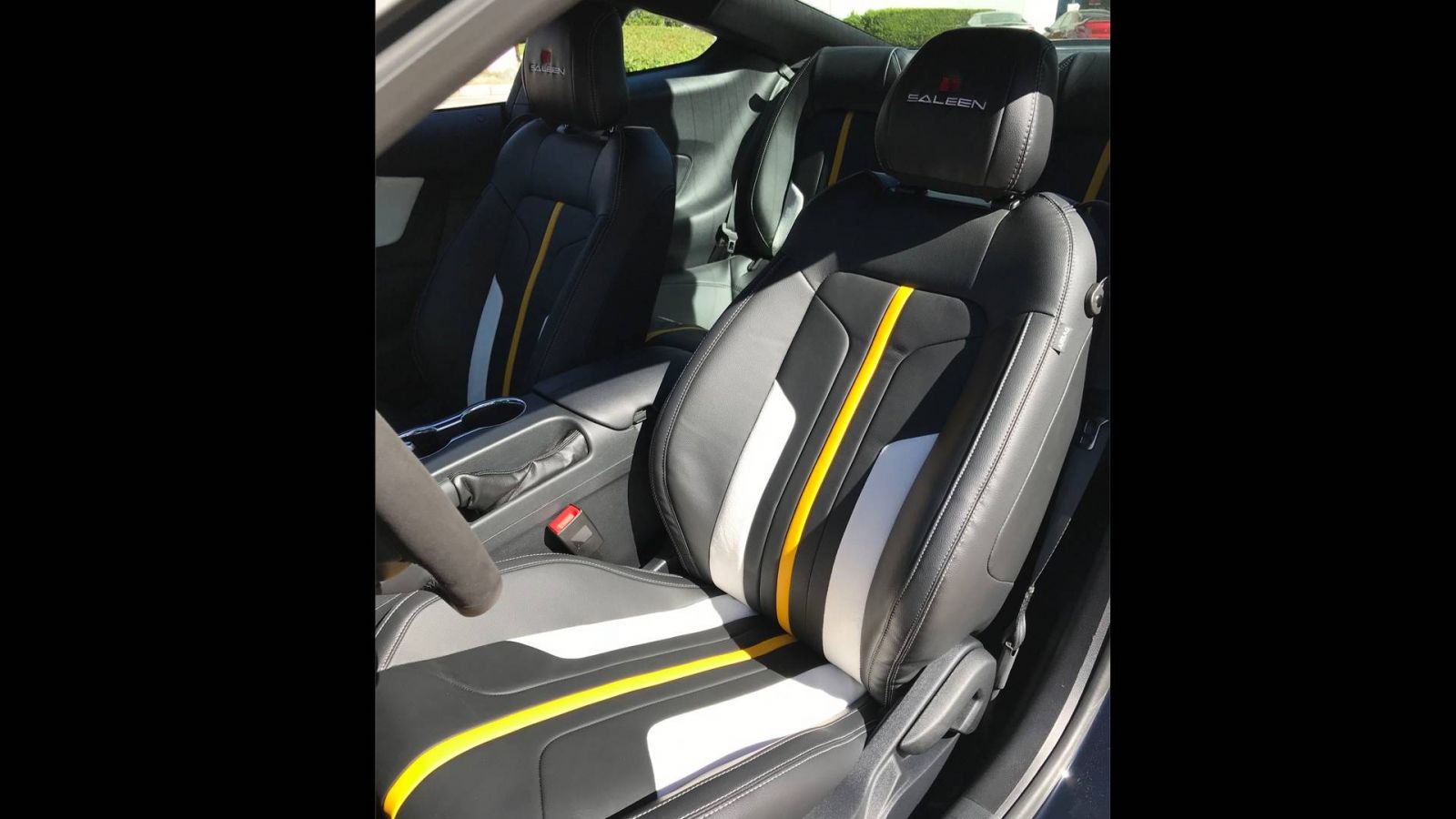 Thiết kế ghế lái trên Saleen SA 35