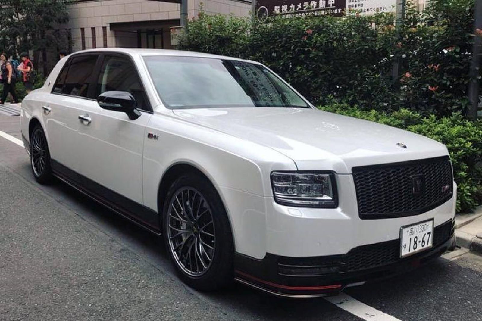 Phiên bản thử nghiệm của Toyota Century có màu trắng với ngoại thất được thay đổi