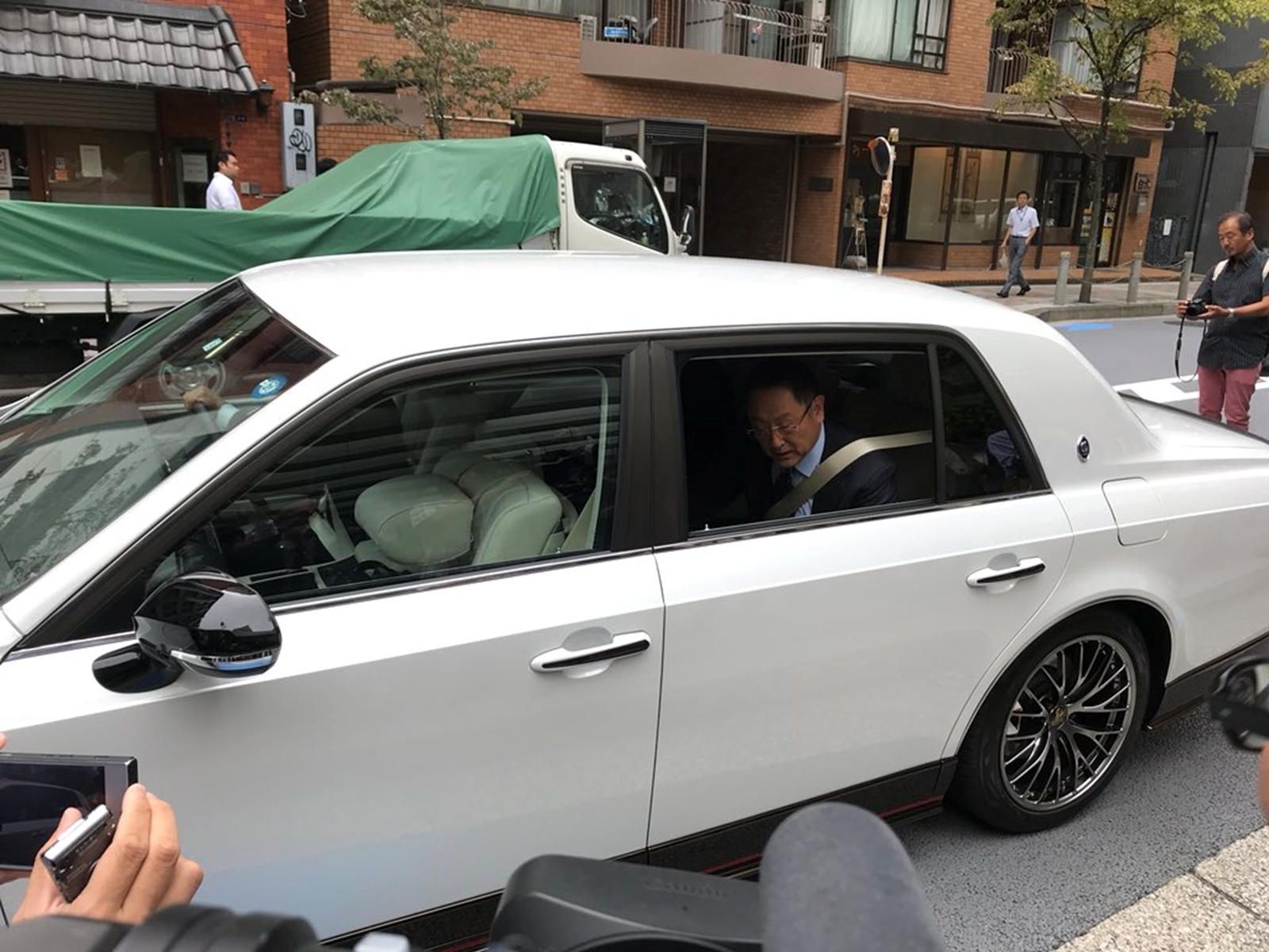 CEO của Toyota Akio Toyoda đi trên chiếc Toyota Century GRMN