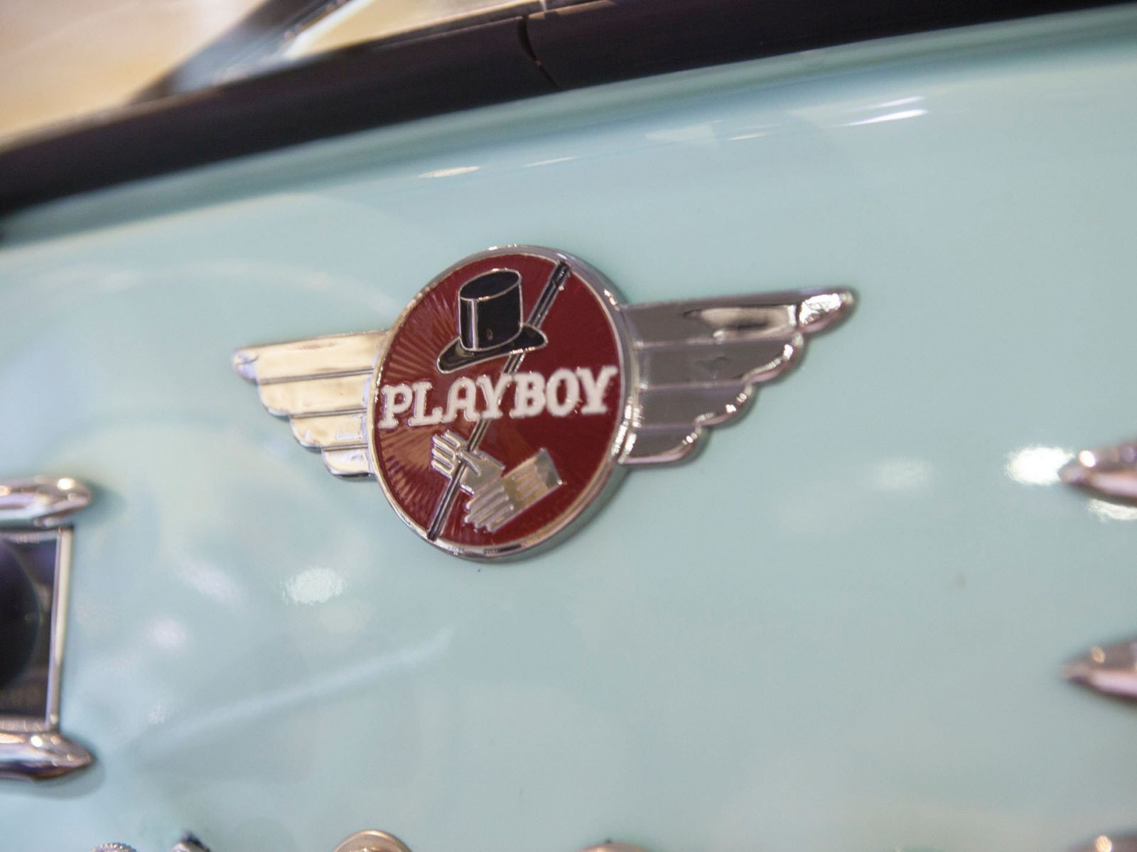 Logo Playboy trên nắp capô xe Playboy A48 1948 