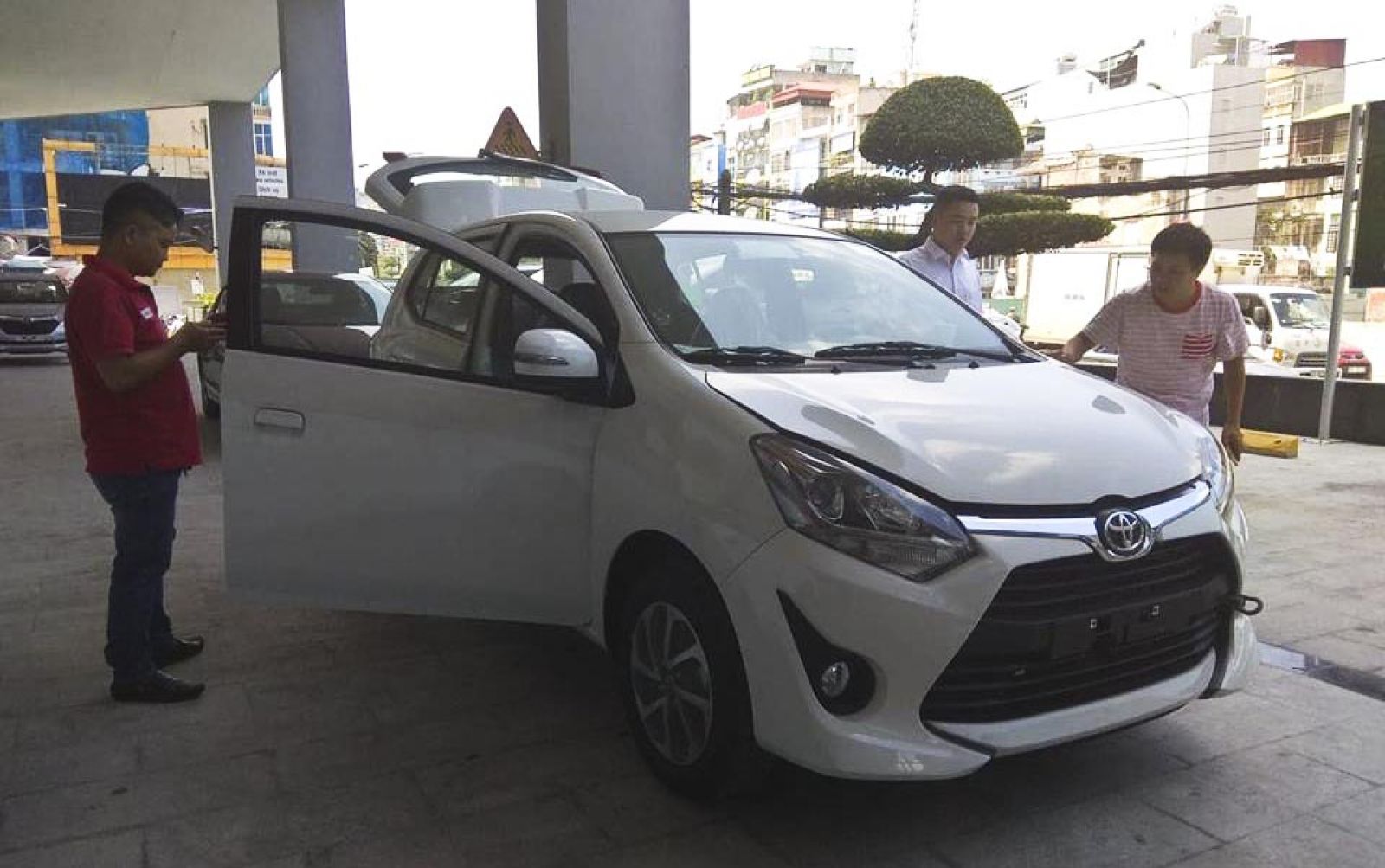Toyota Wigo đã có mặt tại đại lý và nhiều khách hàng đã bắt đầu qua xem xe